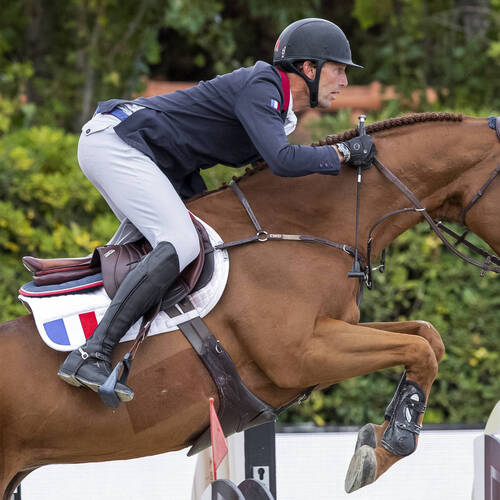 Formidable French dominate first round