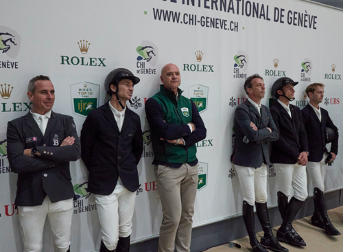 In the kiss and cry, time seems to slow down. Just moments after leaving the arena, the riders stand side by side, arms crossed, eyes fixed on the ring, watching the competition unfold with a mix of tension, focus and quiet emotion.