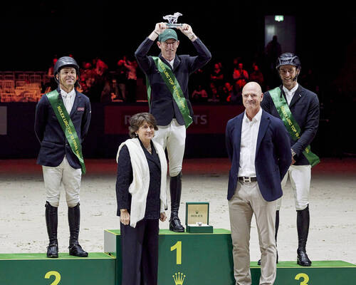 A defining image of excellence. Scott Brash stands at the top of the podium, lifting the trophy after an outstanding performance in the Rolex IJRC Top 10 Final. Flanked by fellow champions and joined by the Club’s Director and President