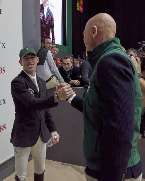 A genuine moment of respect and shared emotion. Scott Brash, still riding the adrenaline of victory, is warmly congratulated by the President of the Club. A firm handshake that speaks of achievement, mutual esteem, and what it truly means to win at the very top.