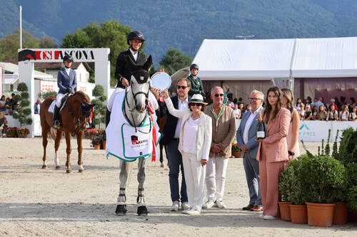 Katharina Rhomberg at the prize-giving ceremony with the organizers of the CSI4* Ascona: Renato Bernasconi (President), Eleonora Ottaviani (Vice-President), Andrea Pieroni (Organizing Committee), and Giorgio Gilardi (Mayor of Ascona).