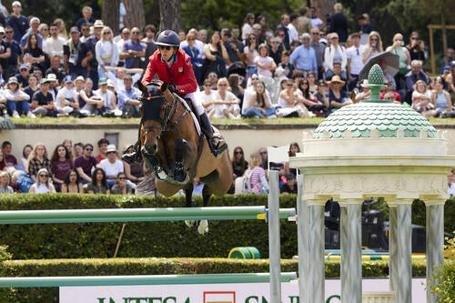 Under the eyes of an emotional crow, Laura Kraut with Bisquetta, part of the winning team, jumped a round of pure class 