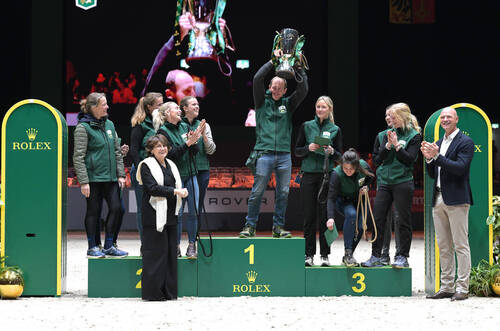 A victory shared far beyond the saddle. On the podium, the grooms take center stage, lifting the trophy with pride and emotion. Their dedication, expertise, and tireless work behind the scenes are an essential part of every great success, a powerful reminder that in top sport, triumph is always a team effort.