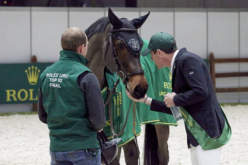 A quiet, deeply meaningful moment after the triumph: Scott Brash turns to Hello Chadora Lady, the partner who made this victory possible. A gesture of gratitude and connection that reminds us that behind every great win, there is an extraordinary horse.