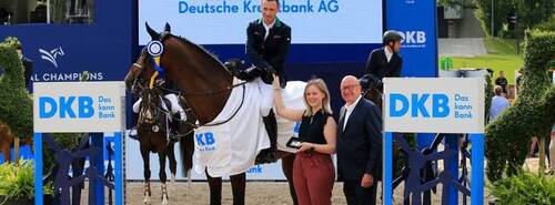 It was an exhilarating climax to three days of world class sport as last to go Denis Lynch and the dramatic stallion Cristello rode to a blistering victory in today’s final class at the Longines Global Champions Tour of Berlin the 1.50m DKB Championship competition.  Spectators were kept on the edge of their seats today as Lynch clinched the victory by half a second from Darragh Kenny and Vinci de Beaufour.  Third place in the high-octane jump-off went to home rider Katrin Eckermann and Cala Mandia the pair putting in an impressive performance today.  A delighted Lynch praised his horse: “The horse has been in great form recently. To win here on Sunday is really great and I am delighted with him. It is a great class to win, Cristello is very impulsive, a real fighter and trier so we work well together.”  Frank Rothenberger created another masterful course for the last competition of the weekend. There was no let up and put pressure on the combinations to face the course head on, causing faults all over the field. As blue skies provided the backdrop to Sunday’s showdown, fans sat in every inch of shade to watch the world’s best take centre stage.  From the international field of 32 contenders, there were 10 clear rounds that made it into the action-packed jump off. First to return to the ring home hero Marcus Ehning and A la Carte NRW applied the pressure, jumping clear and setting the time to match in 38.46 seconds. However, he didn’t stay in the lead for long as Darragh Kenny swifty knocked him off top spot with Vinci de Beaufour to stop the clock in 36.99 seconds  Young talent Andrzej Oplatek and Conthinder opted for a slightly steadier pace counting on a double clear to help them stay in the placings. While it started to unravel for Pieter Devos after he clipped the Longines oxer and misjudged the side to the final fence causing a refusal and collecting 18 faults, in the end, to rule themselves out of contention.  Germany’s Katrin Eckermann responded with her own fast clear on the stunning 8 year old Cala Mandia. They angled the Idee Kaffee vertical boldly and they just missed out on taking over the lead by the slimmest of margins, recording 38.11 seconds on the clock and clinching third overall.  Riding VDL Groep Hutch, Leopold van Asten judged the challenging course beautifully for his horse’s frame of mind, showing smooth gear changes and obedient turns but they were over a second slower than the time to beat on 38.69 seconds to take 7th overall.  Max Kühner rode Up Too Jacco Blue brilliantly around the shortened jump-off course, but the large striding horse just couldn’t match speed across the ground. It was a valiant try, but the pair could only slip behind, finishing in 38.51s.  A pole for speed merchant Jur Vrieling and Fiumicino van de Kalevallei put the dangerous combination out of contention even though the time was quicker, leaving just three left to challenge early leader Kenny.  Maximilian Weishaupt and Nexus gave it everything they had knifing across the DKB vertical and taking the same strides as Kenny to the finish, but couldn’t quite match the time, finishing in 38.46 seconds and taking home fourth place.  The arena fell silent as last to go Denis Lynch entered the arena with the striking stallion Cristello. Turning on a pinpoint, and ficking his tail as he cleared every fence, the duo shaved milliseconds off the time, flying towards the last to stop the clock in 36.47, taking the win to a roar of appreciation from the crowd.  The Longines Global Champions Tour and GCL team series now moves to the British capital London and the unique venue of Royal Hospital Chelsea for the 9th stage of the 2021 championship race from 13 -15 August and all the action will be streamed live on GCTV.