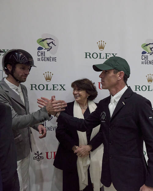 A circle of respect and shared admiration: fellow riders congratulate the winner, with Olympic champion Christian Kukuk among them, under the attentive eye and warm smile of the Club’s Director, Eleonora Ottaviani. A moment that perfectly reflects the spirit of the sport and the values of the Club.